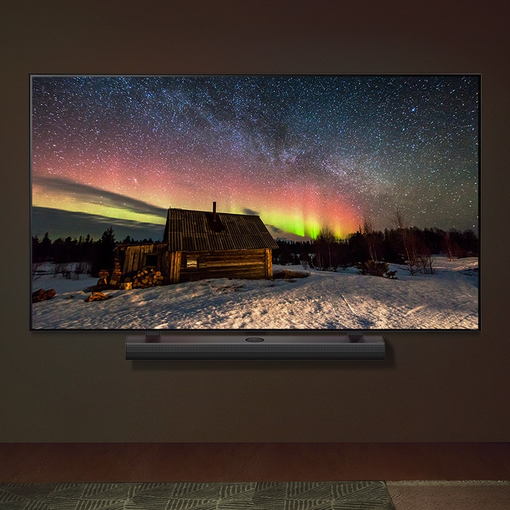 LG TV và LG Soundbar trong không gian sống hiện đại vào ban đêm. Hình ảnh màn hình cực quang được hiển thị với mức độ sáng lý tưởng.